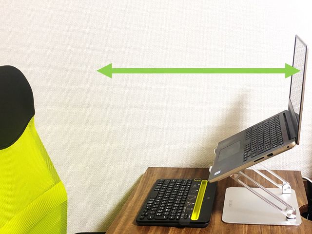 ノートパソコンデスクを後ろ側に置くことで、眼と画面との間に距離を保てる