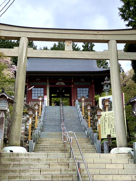武蔵御嶽神社の鳥居、その奥が随身門