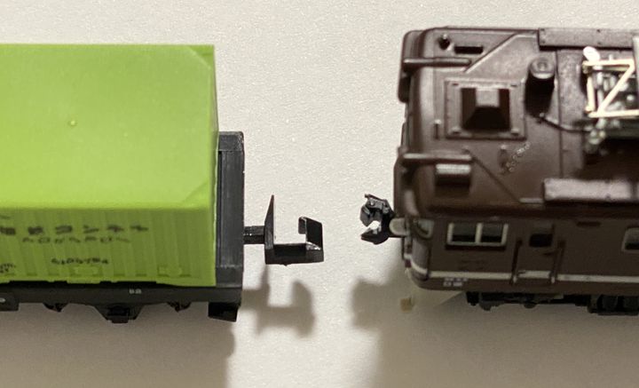 左がアーノルドカプラー、右がTOMIXの独自設計のカプラー、この2つでは接続できない