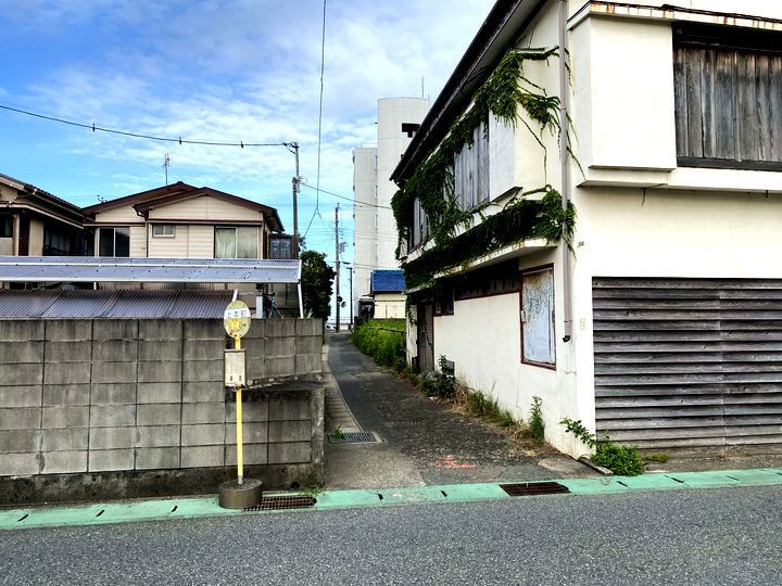 上本町バス停、そのすぐわきの小道へ